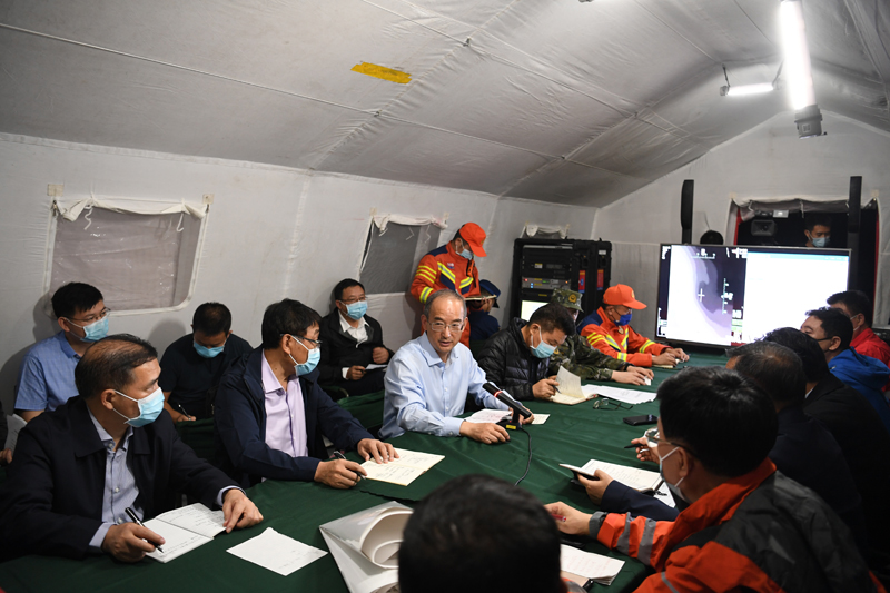 黃強在甘孜州瀘定縣指導(dǎo)抗震救災(zāi)工作并主持召開省市(州)縣前線聯(lián)合指揮部會議時強調(diào) 堅決貫徹落實習(xí)近平總書記重要指示精神 全力救援受災(zāi)群眾最大限度減少人員傷亡「相關(guān)圖片」